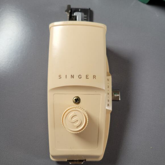 Vintage Singer Buttonholer Attachment with Case and Manual 489500 USA 1960 - Picture 4 of 15